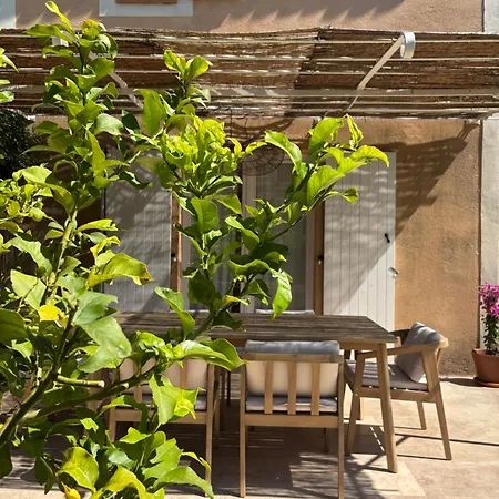 Bastidon Paisible Dans Avec Piscine بيت للعطل