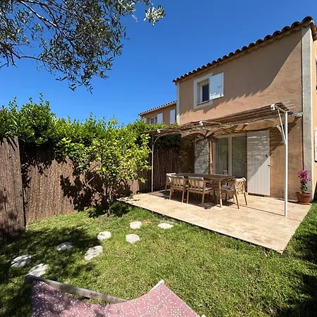 Bastidon Paisible Dans Avec Piscine 度假居 *