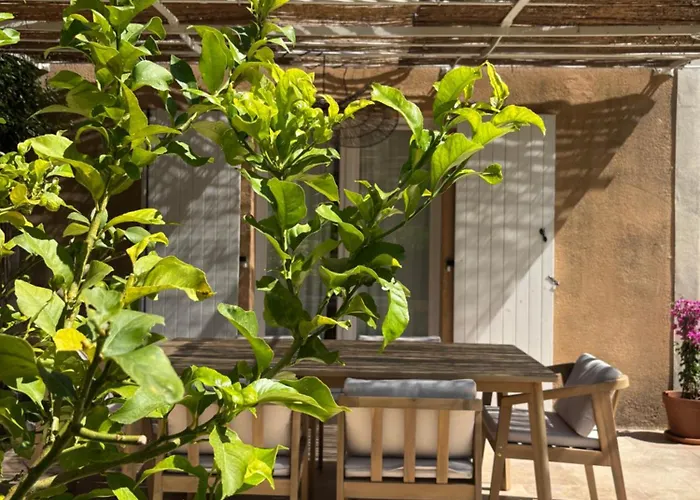 Bastidon Paisible Dans Avec Piscine Holiday home